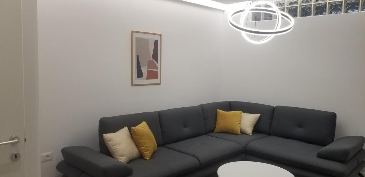 White Apartment Tirana Extérieur photo
